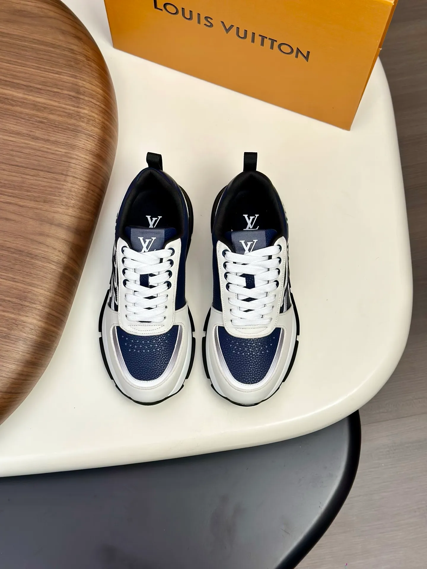 [L Family] Top P: 840💰 Size: 39-44 (38.45 can be customized) Lujia new color matching men's 🧍‍♂️trainer sneakers, this LV Trainer sneaker is made of soft grained calfskin, showing pure colors, the brand was born in 1854, the designer's handwritten brand logo is embellished on one side, virgil Designed by abloh himself, it is a very commemorative sneaker, the new LV Louis Vuitton trainer sneaker low casual sports culture versatile basketball shoes